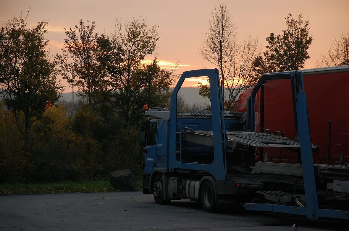 lkw-auf-parkplatz-raststaette