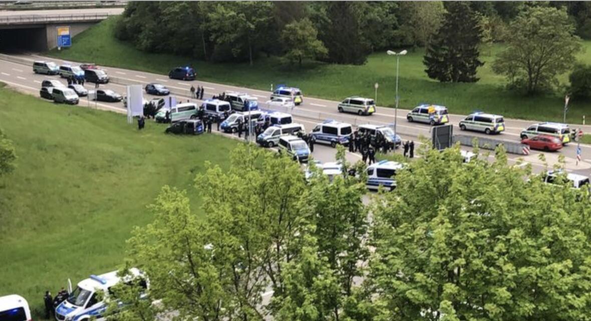 hansa-rostock-fans-feiern-auf-der-autobahn-bei-ingolstadt