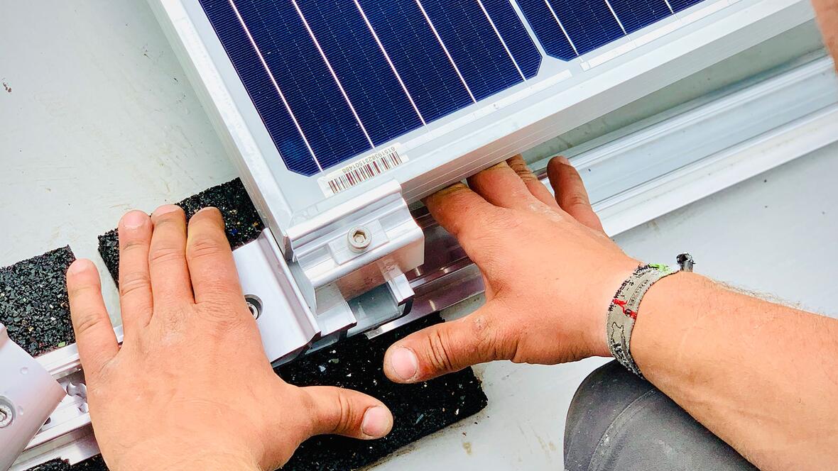 Handanlegen bei der Photovoltaikinstallation