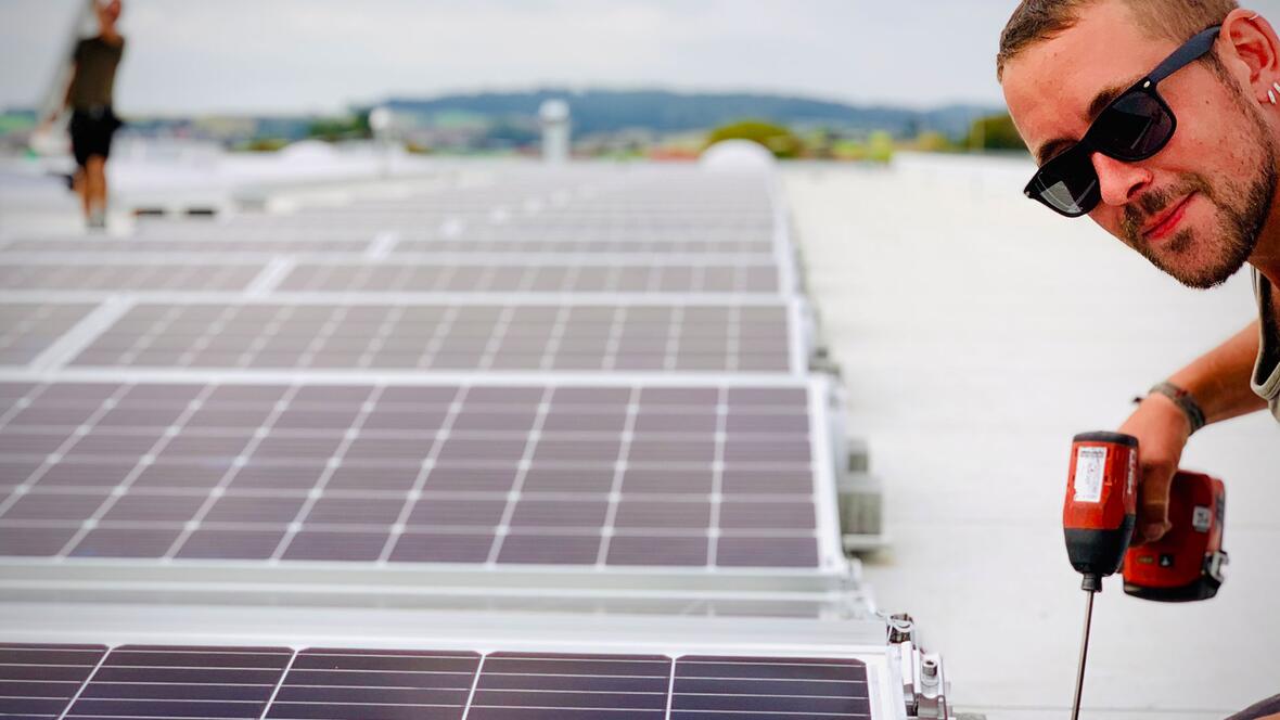 Festschrauben der Photovoltaikmodule